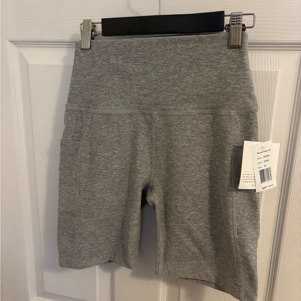 Beyond Yoga Keep Pace 7” Biker Shorts Silver Mist